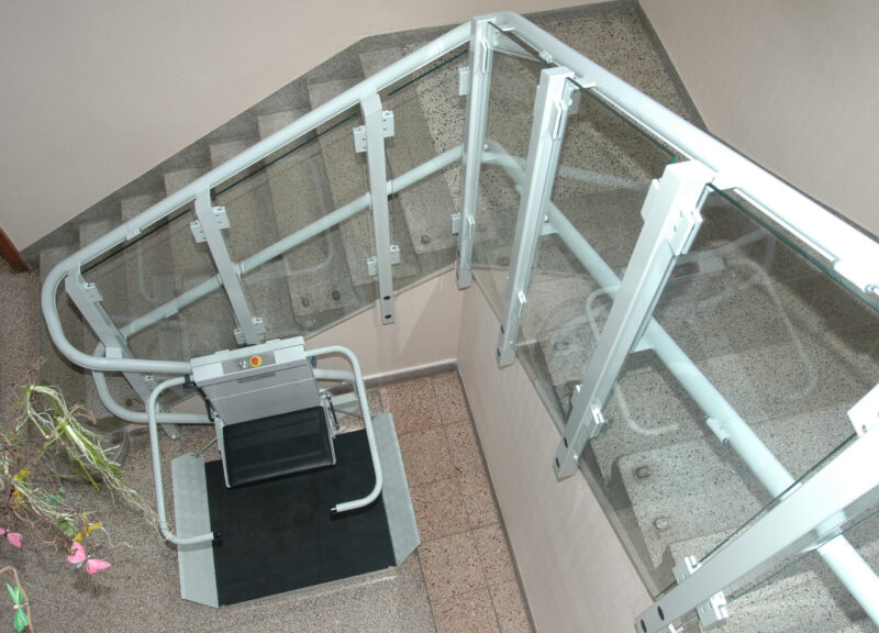 Omega Plattformlift von Lehner Lifttechnik in schmalem Treppenhaus