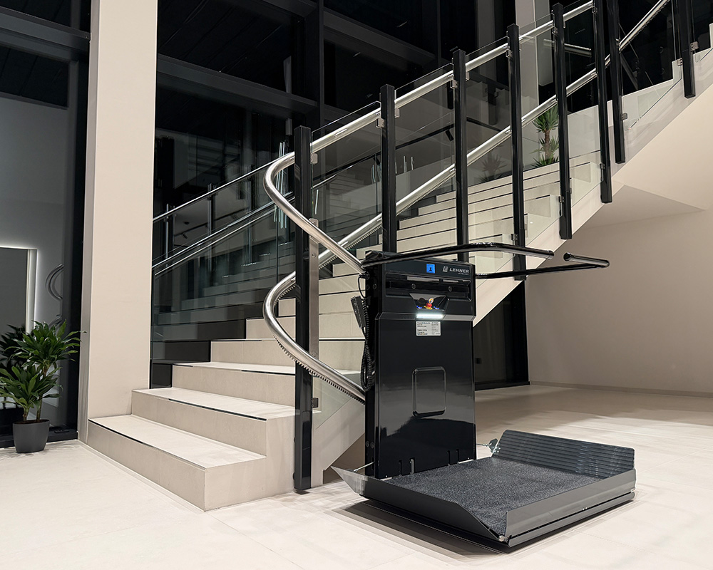 Stratos Plattformlift von Lehner Lifttechnik auf kurviger Treppe